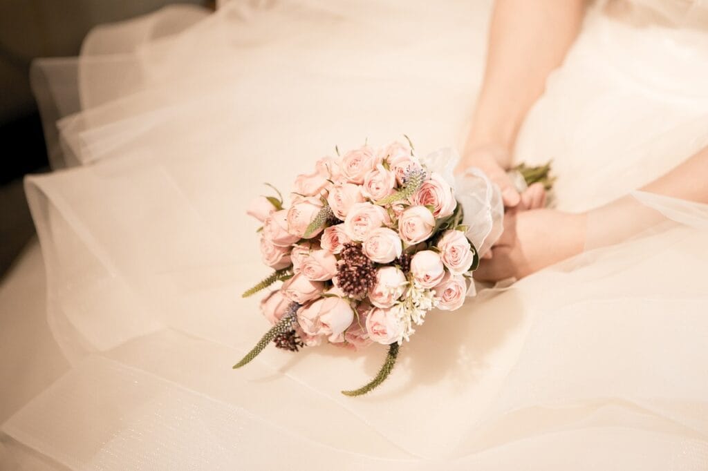 Boho wedding – idealne stylizacje dla pary młodej