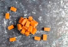 Krówki na ślub – jak wykorzystać je do zaskoczenia gości w nietypowy sposób?