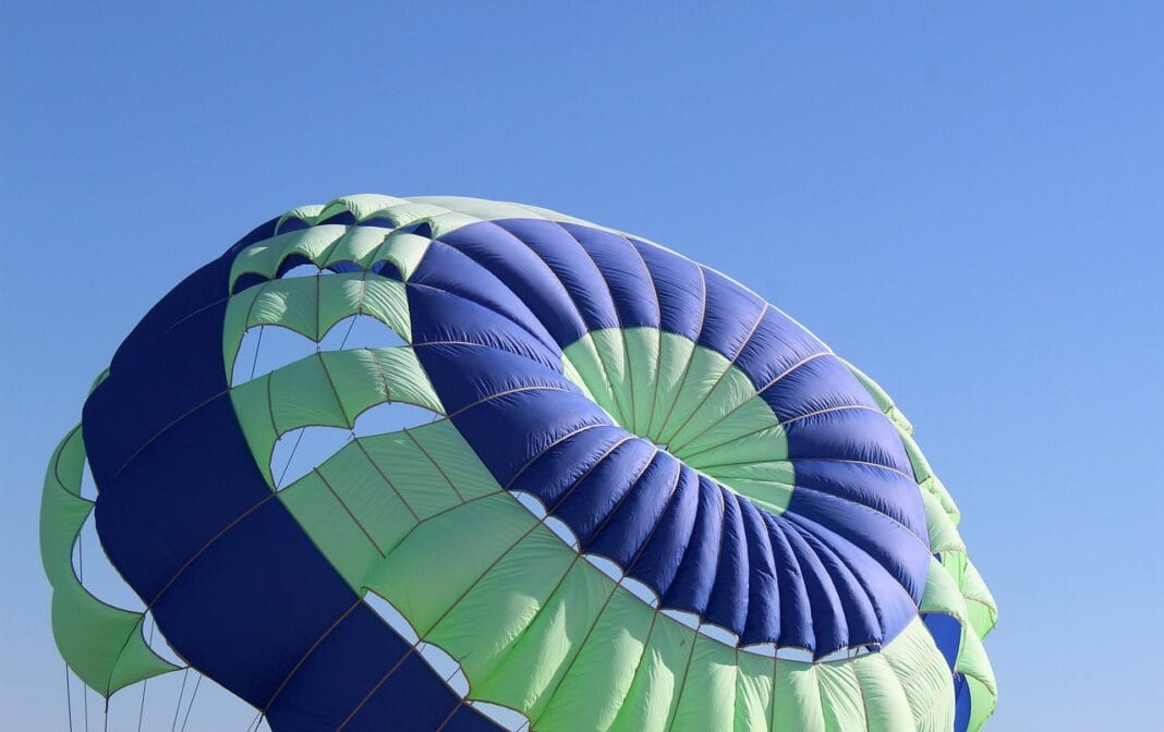 parachute-7762557_1280