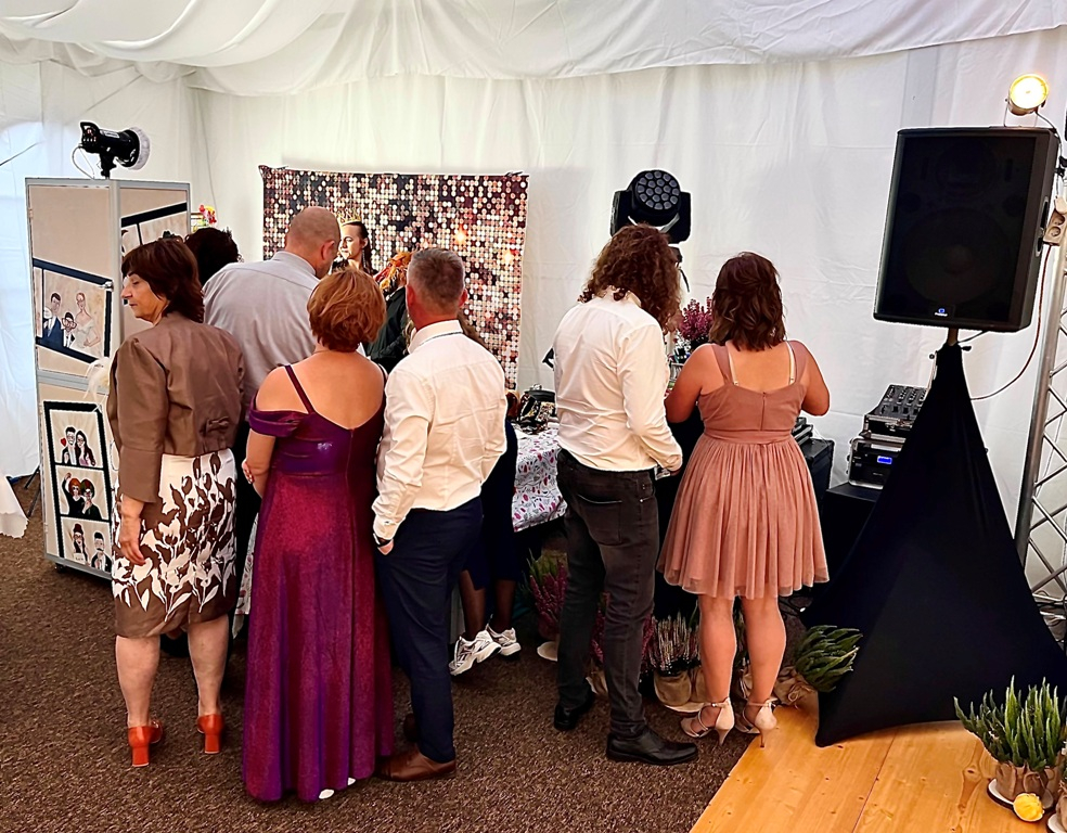 goście bawiący się przy fotobudce