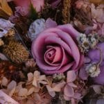 Bukiet z różowych róż i suszonych kwiatów w stylu vintage