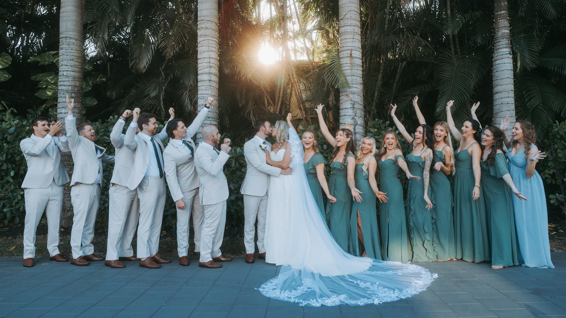 Goście świętują plenerowy ślub wśród palm mimo deszczowej pogody
