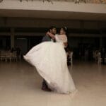 Pierwszy taniec bez stresu: jak wybrać utwór Para młoda podczas pierwszego tańca na eleganckim przyjęciu weselnym