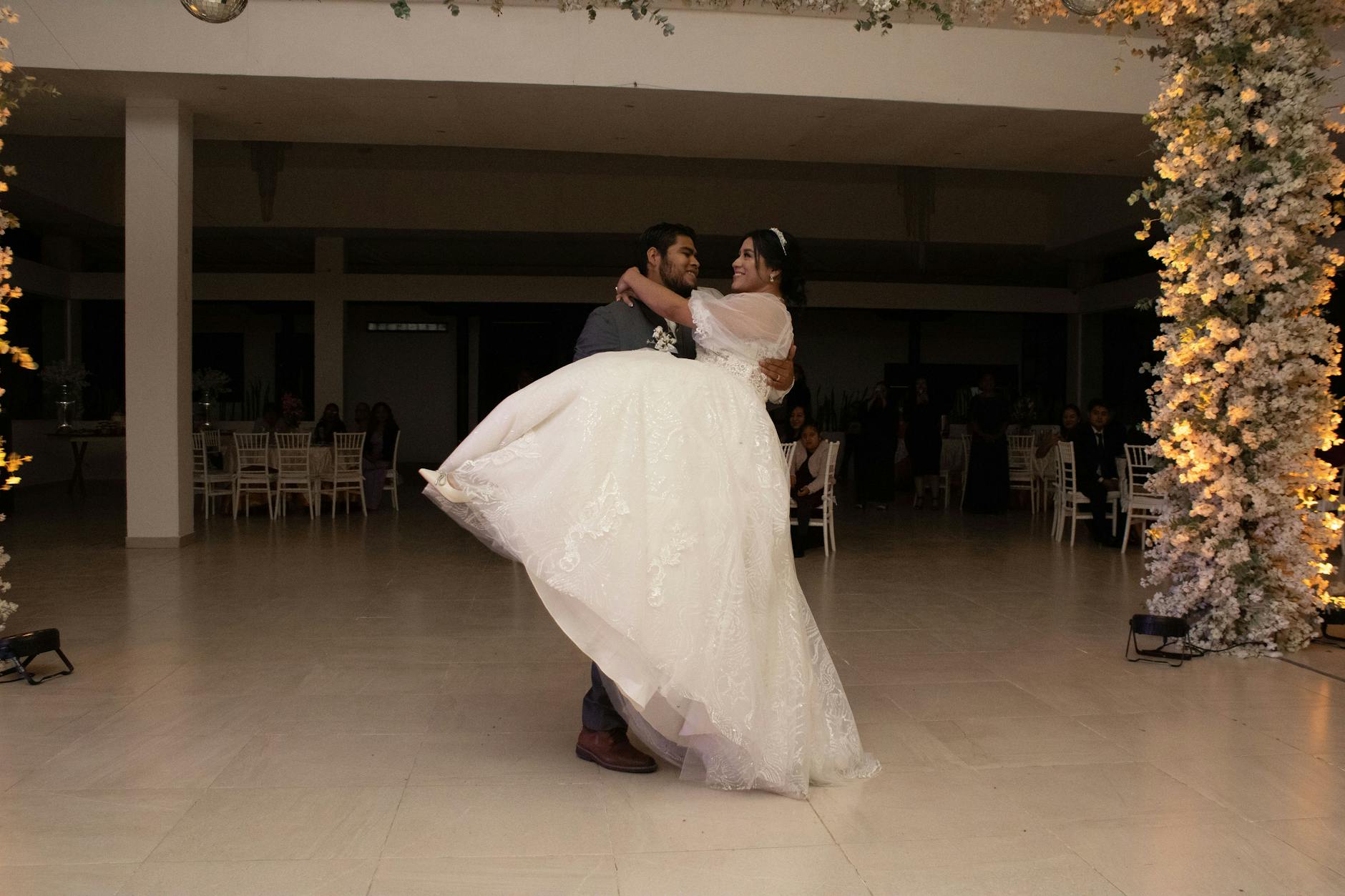 Pierwszy taniec bez stresu: jak wybrać utwór Para młoda podczas pierwszego tańca na eleganckim przyjęciu weselnym