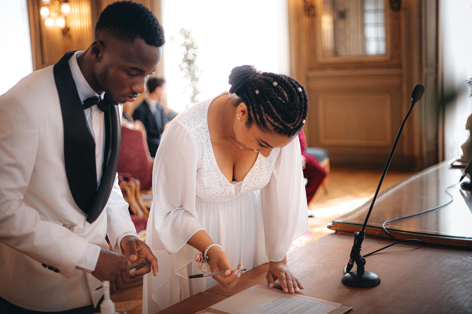 Umowa majątkowa małżeńska: kiedy ją podpisać, co wnosi i jak wygląda w praktyce Para młoda podpisuje dokumenty podczas ślubu cywilnego