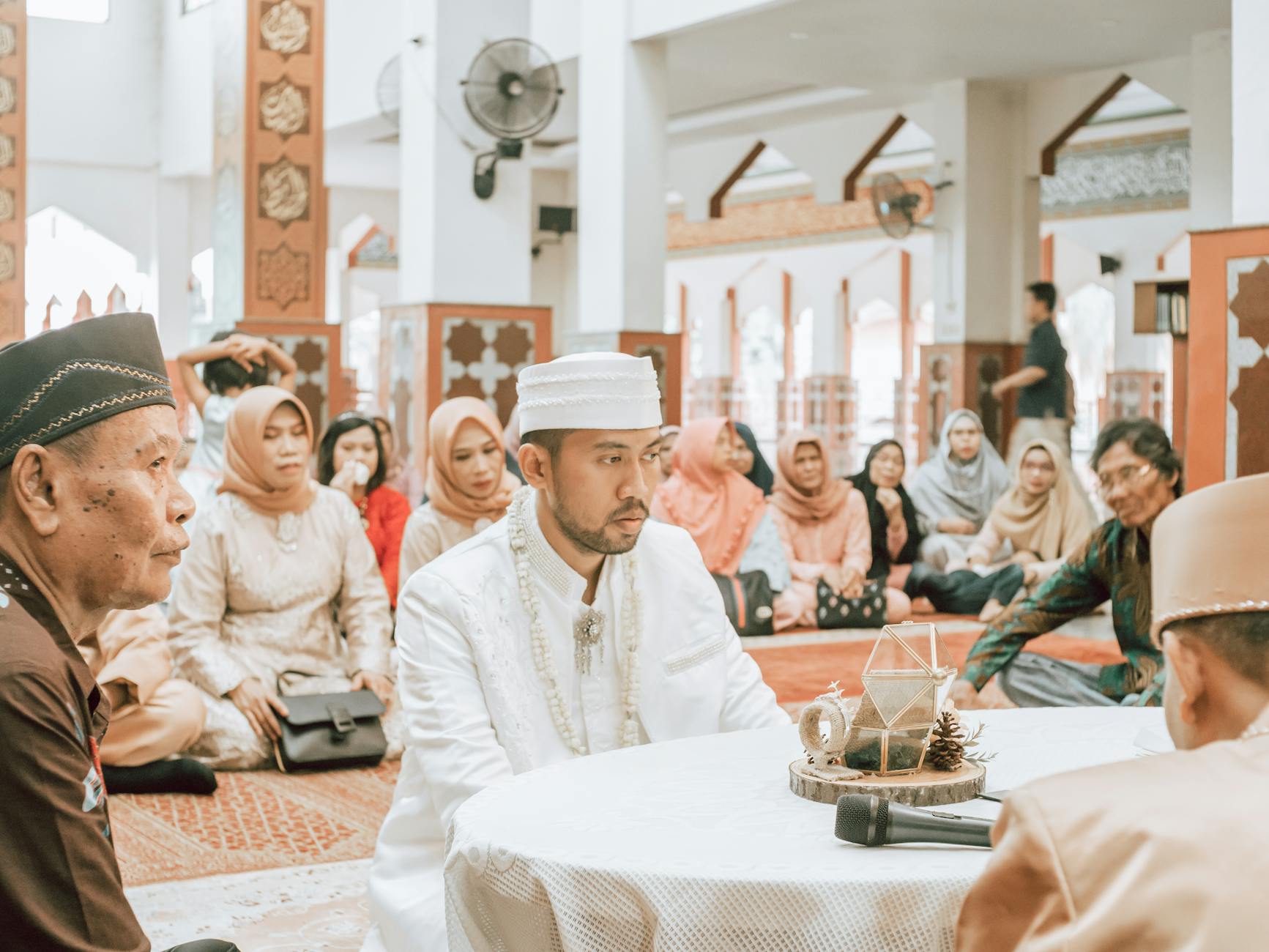 Jak rozmawiać z dekoratorką? Pytania, które oszczędzą czas, nerwy i pieniądze Tradycyjna ceremonia ślubna w sali z panem młodym i gośćmi