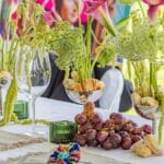 Elegancki stół weselny z kwiatami i owocami jako dekoracją