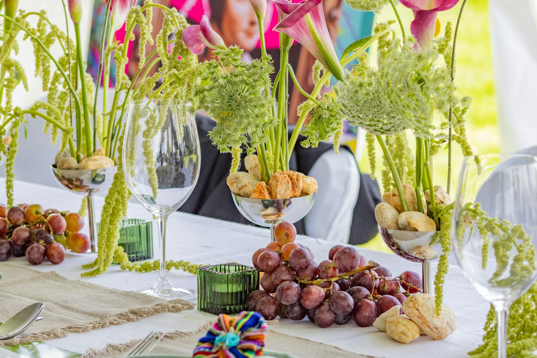 Stoły z owocami i warzywami jako dekoracja: trend, który smakuje i wygląda Elegancki stół weselny z kwiatami i owocami jako dekoracją