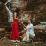 Oświadczyny zakochanej pary w otoczeniu zielonej natury