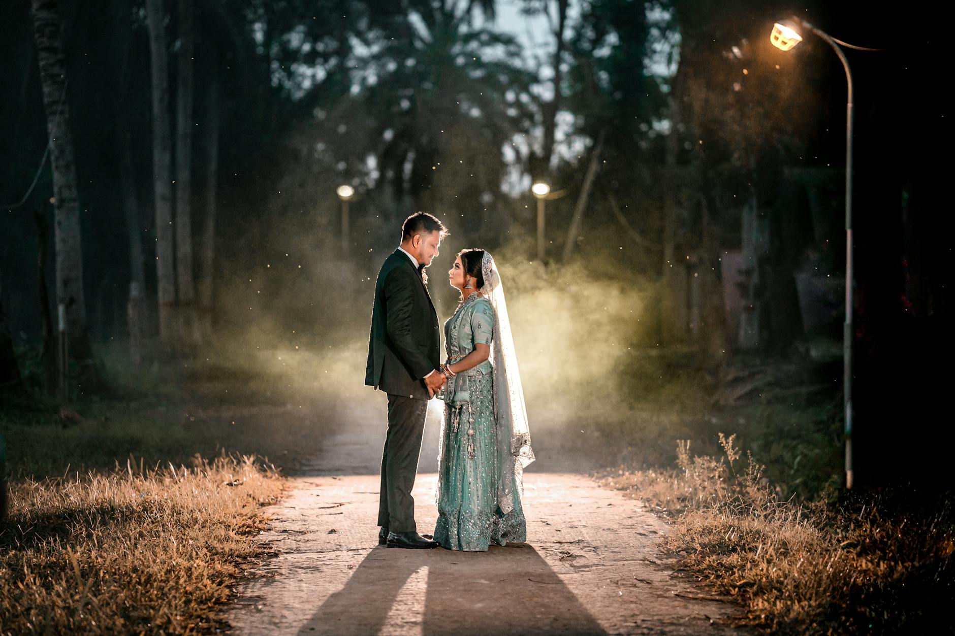 Panna młoda mierzy suknię ślubną w salonie z pomocą konsultantki