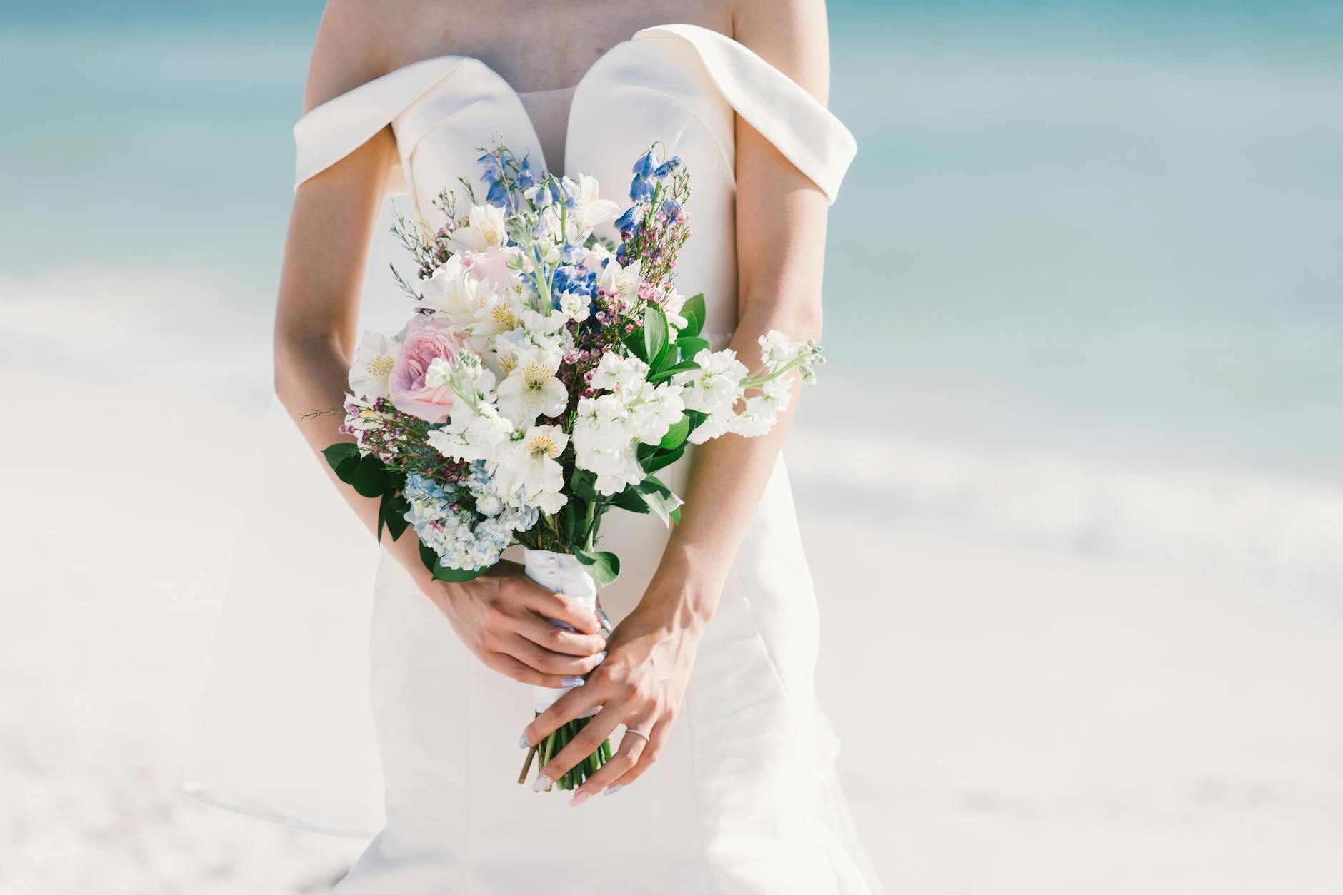 Panna młoda z kolorowym bukietem na słonecznej plaży