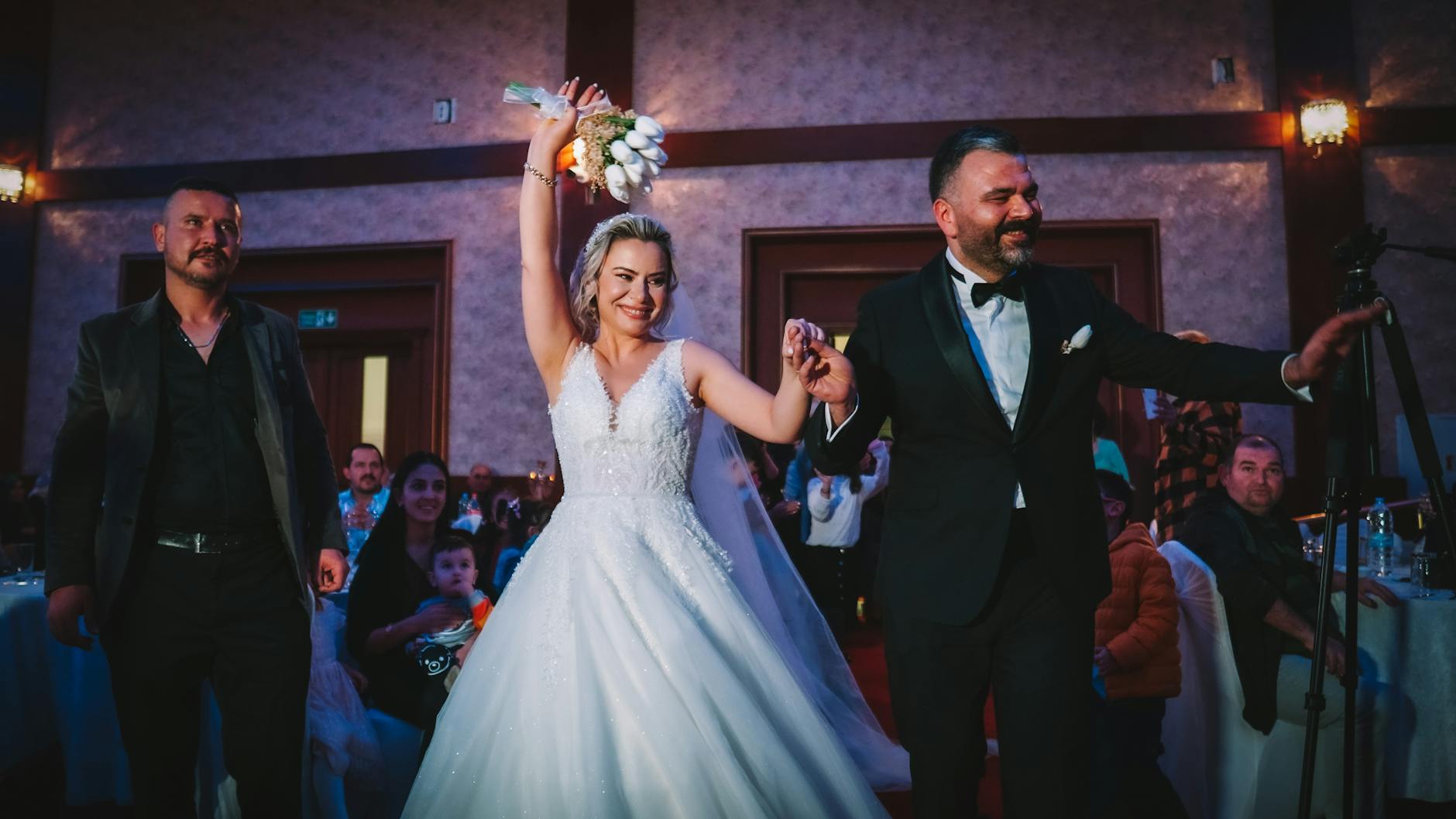 Podziękowania dla gości po weselu: jak wysłać zdjęcia i kilka słów, by każdy poczuł się doceniony Para młoda świętująca wesele na sali podczas przyjęcia